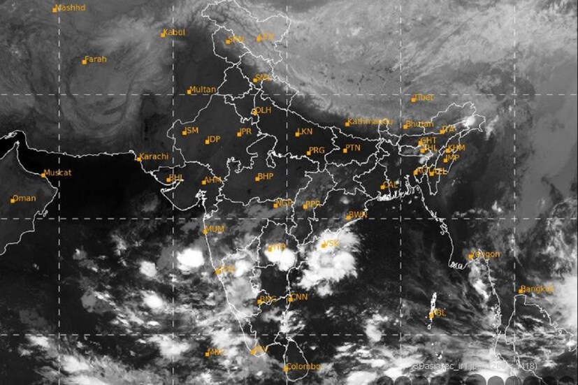 আইএমডি নিজেদের ওয়েদার আপডেটে জানিয়েছে আগামী ৩-৪ দিনে দক্ষিণ পশ্চিম মৌসুমী বায়ু, উত্তর পশ্চিম এবং মধ্য ভারতের থেকে ফিরে যাবে৷ ফলে দেশ থেকে বৃষ্টি কমে যাবে৷ Photo Courtesy- IMD/Satellite Image