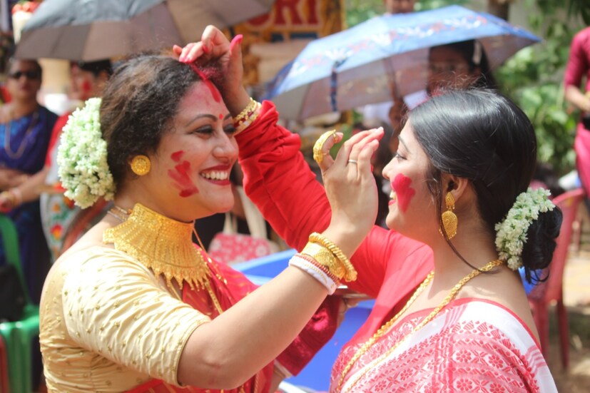 শোভাবাজার রাজবাড়ির এস্টেটের অন্যতম সদস্য তাপস বসু। তিনি সেবাইতও বটে। তিনি জানান, " এই বাড়ির পুজোয় ঠাকুর ভাসানে নৌকার ভূমিকা থাকে। শোভাবাজার ঘাট থেকে দুটি নৌকার মাঝে বসানো হয় প্রতিমা। বাড়ির সদস্যরা, সেবাইতরা প্রত্যেকেই ভাগাভাগি করে থাকেন দুই নৌকায়। প্রতিমা বাঁধা হয় একাধিক বাঁশ এবং কাছি বা দড়ির সাহায্যে। 