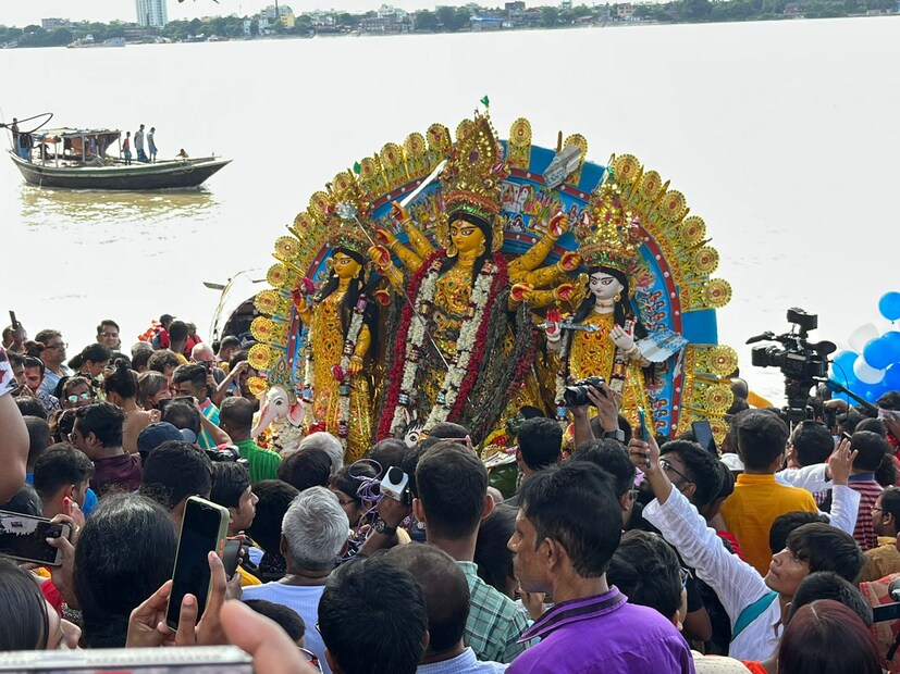 শোভাবাজার রাজবাড়ির এই বিশেষ বিসর্জন পর্ব দেখতে ভিড় করেন দেশ বিদেশের বিভিন্ন প্রান্তের মানুষ। গতবার কোভিড রীতি মেনে কাঁধে করে ঠাকুর নিয়ে যাওয়া ও ভাসানের নৌকা না মেলায় ঐতিহ্য মেনে ভাসান হবে কি না তা নিয়ে প্রবল সংশয় তৈরি হয়েছিল।