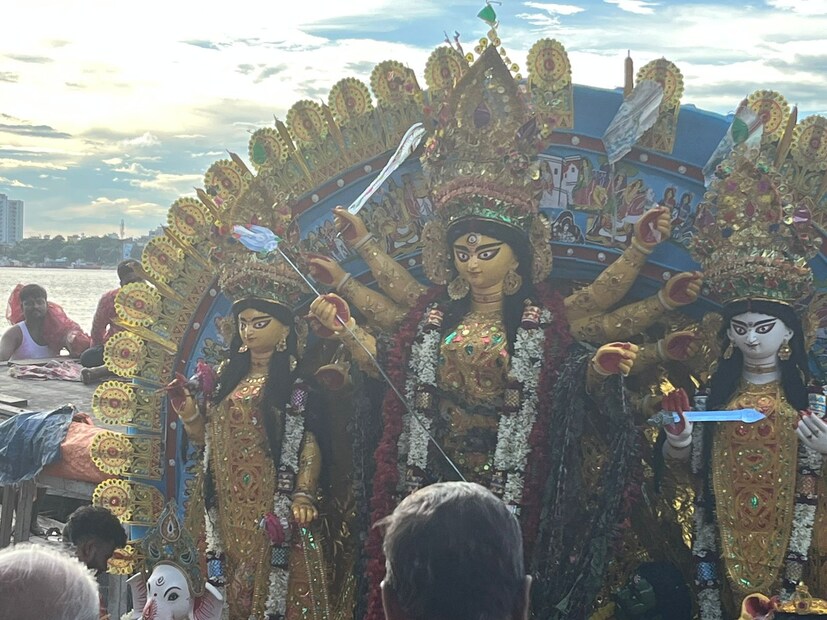 ঠিক এইভাবেই আজও মায়ের বরণ, মাতৃ প্রতিমার নিরঞ্জন হল বিচালি ঘাটে। ঢাকের বোলে সুর বেজে উঠল বিদায়ের। আসছে বছর আবার হবে।
