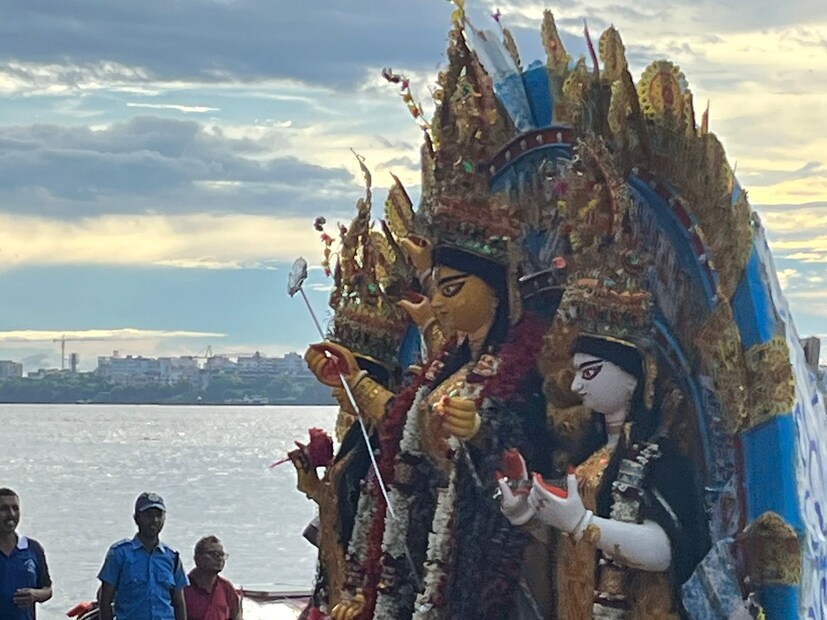 তখন থেকেই ভাসানের বেশ কিছু নিয়ম প্রচলিত আছে এই বাড়িতে। শোভাবাজার রাজবাড়ির প্রতিমা কাঁধে করে প্রায় ৪০ জন নিয়ে যান বিসর্জনের ঘাট পর্যন্ত। সেখান থেকে দুই বিশেষ নৌকার মাঝে বসানো হয় প্রতিমা। তারপর মাঝ গঙ্গায় ধীরে ধীরে দু পাশে সরানো হয় দুই নৌকাকে। ঠাকুর বিসর্জন হয়ে যায়। এবারেও সেই ভাবেই দেওয়া হল মায়ের বিদায়।