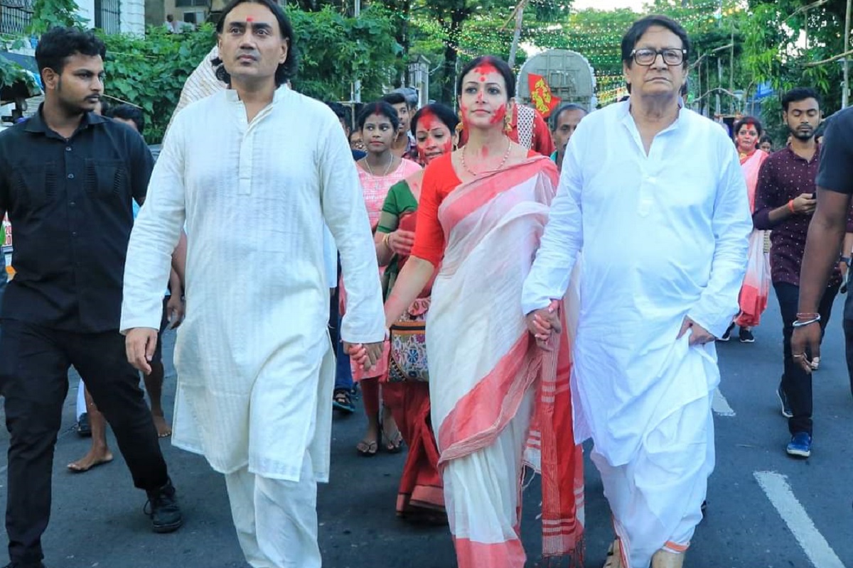 "আবার এসো মা", সিঁদুরখেলার পর বিসর্জনে সামিল সপরিবারে কোয়েল মল্লিক