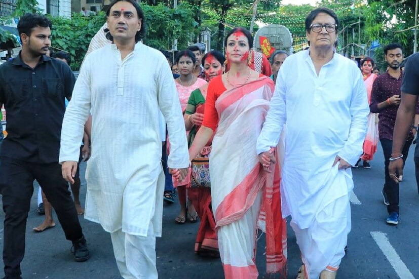 কোয়েল মল্লিকের বাড়ির পুজো। সাবেকিয়ানার সঙ্গে তারকাদের চাঁদের হাট বসে সেইখানে। কোয়েলকে পুজোর সময় সব সময় দেখা যায় নিজের বাড়িতে সময় কাটাতে। 