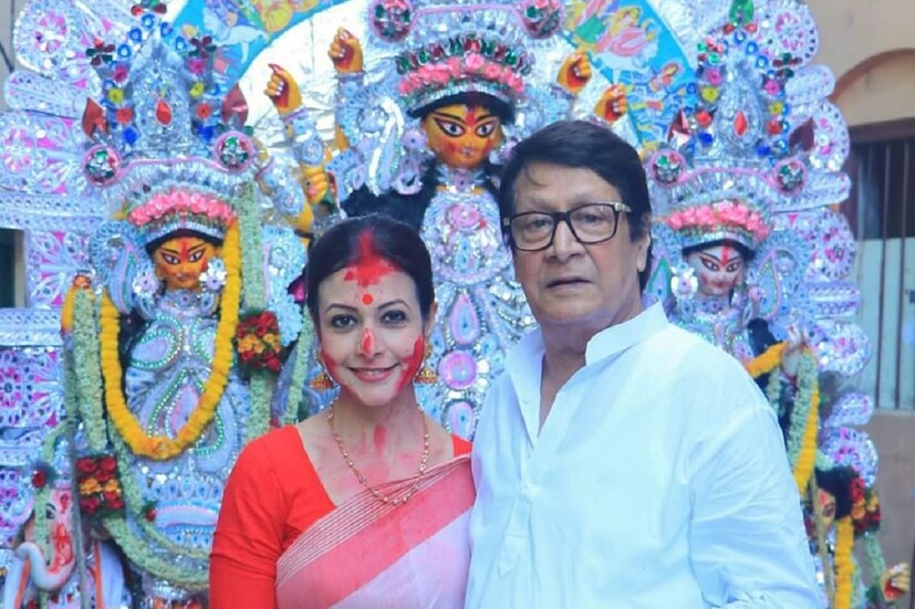 লাল পাড় সাদা শাড়িতে কোয়েল। সঙ্গে মাথার সিঁথিভর্তি সিঁদুর, গালে, নাকে সিঁদুরের ছটায় সাবেকি সাজ একেবারেই সম্পূর্ণ অভিনেত্রীর। 