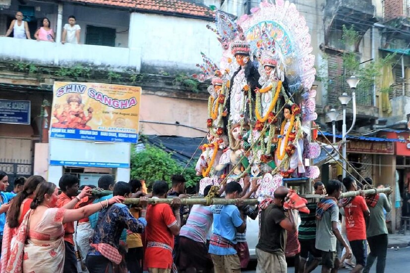 নিসপাল পড়েছেন সাদা পাঞ্জাবি সঙ্গে সাদা পাজামা। আর রঞ্জিত মল্লিকের সাজ একেবারেই বাড়ির কর্তাদের মতো, সাদা পাঞ্জাবি, ধুতি... 