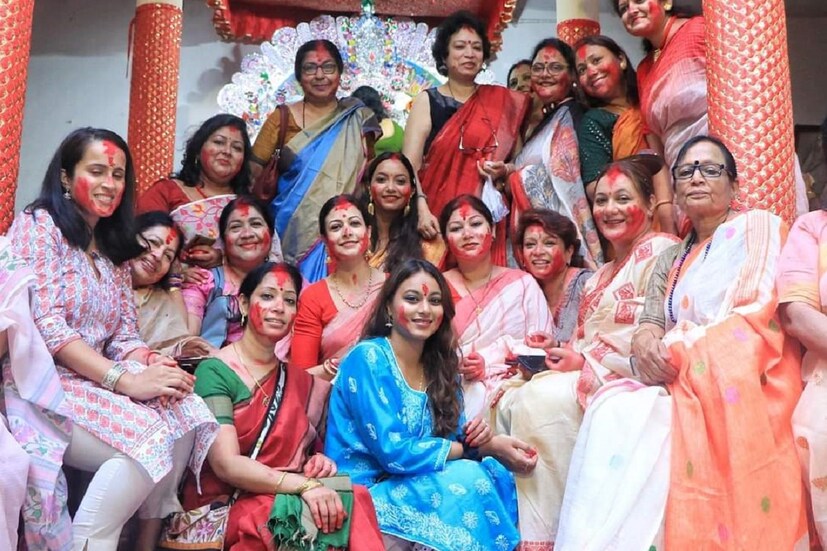 মেয়ের হাতটা কিন্তু রাস্তায় এখনও শক্ত করে ধরে রাখেন বাবা। এক হাতে স্বামীর হাত, অপর হাতে বাবার হাত, পরম শান্তিতে রাস্তা ধরে 'মা' দুগ্গাকে এগিয়ে দিতে চলেছেন অভিনেত্রী কোয়েল।