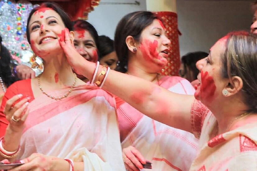 গত বুধবার পুজোর শেষবেলায় দেখা গেল অন্য ছবি। স্বামী  নিসপাল এবং বাবা রঞ্জিত মল্লিকের সঙ্গে প্রতিমা বিসর্জনে সামিল হলেন অভিনেত্রী কোয়েল।