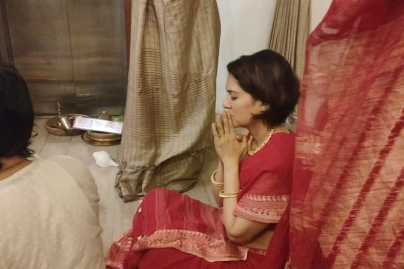 প্রসেনজিৎ চট্টোপাধ্যায় ও অর্পিতা চট্টোপাধ্যায় নিজেদের বালিগঞ্জ ফাঁড়ির বাড়িতে নিজেদের মতো করে একান্তে লক্ষ্মীপুজো সারলেন।