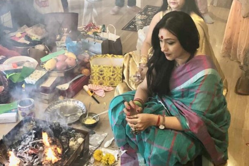 ঋতুপর্ণা সেনগুপ্তও লক্ষ্মীর উপাসনায় কোনও খামতি রাখেননি। সবজেটে নীল রঙের শাড়ি এবং হাতাকাটা গোলাপি ব্লাউজে সেজেিছলেন নায়িকা। 