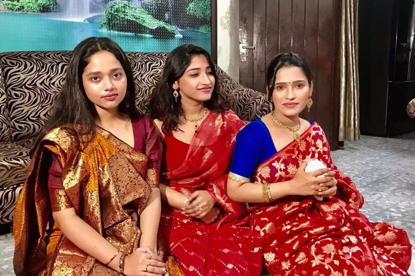 পরিবারের সঙ্গে লক্ষ্মীর আরাধনা করলেন পূজারিণী। ছবিও তুললেন মন ভরে।