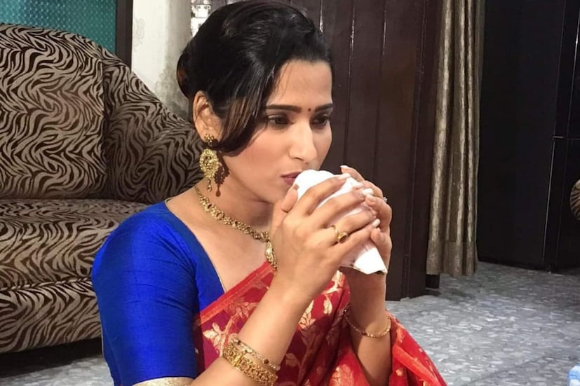 অভিনেত্রী পূজারিণী ঘোষ তাঁর বাড়ির লক্ষ্মীপুজোয় শঙ্খ বাজিয়ে মুগ্ধ করলেন সকলকে। লাল শাড়ি আর নীল ব্লাউজে অপরূপা টলি নায়িকা।