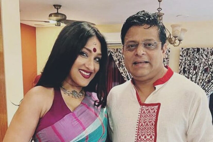 স্বামী সঞ্জয় চক্রবর্তীও সাবেকি সাজে দেখা দিলেন লক্ষ্মীপুজোর দিন। সাদার উপর লাল সুতোর কাজ করা পাঞ্জাবী পরেছেন ব্যবসায়ী।