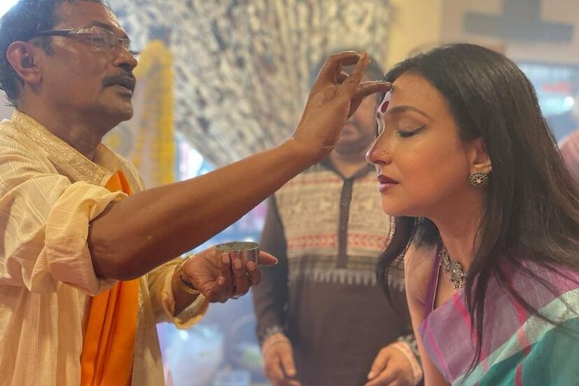 মহাভোগের আয়োজন হয়েছিল তাঁর বাড়িতে। নিজের বাড়ির অনুষ্ঠানে মেতে উঠতে আমন্ত্রণ জানিয়েছিলেন পরিবারের সদস্যদের।