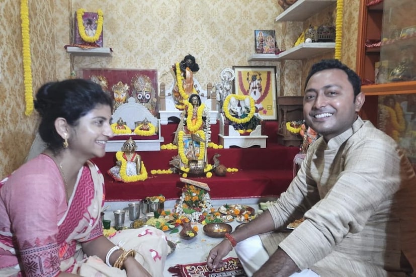 অদিতি মুন্সিও তাঁর বাড়ির মধ্যেই একান্তে লক্ষ্মীর আরাধনা সারলেন। সঙ্গী তাঁর স্বামী দেবরাজ চক্রবর্তী। গায়িকার পরনে সাদা গোলাপির রং মিলান্তি। দেবরাজ অন্য দিকে তসরের পাঞ্জাবী পরেছিলেন।