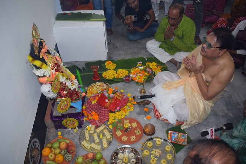 'এসো মা লক্ষ্মী, বসো ঘরে' গেয়ে কামারহাটিতে নিজেহাতে লক্ষ্মীপুজো করলেন মদন মিত্র। লক্ষ্মীর পাঁচালিও পাঠ করলেন। (ছবি: আবির ঘোষাল)