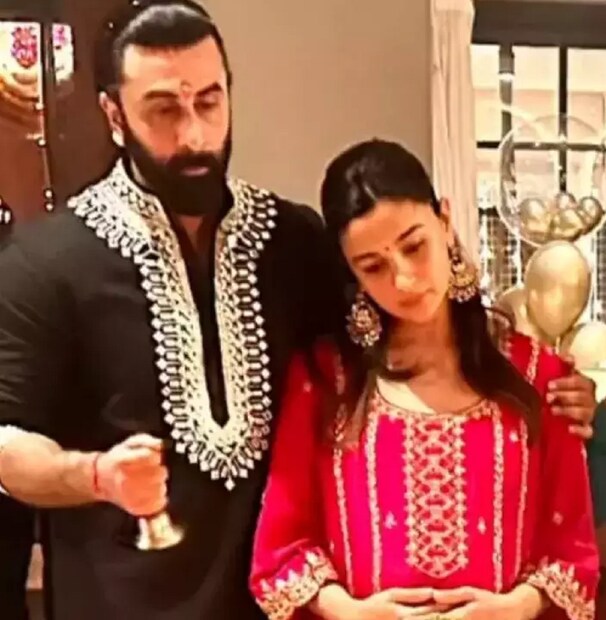 বিবাহিত দম্পতি হিসেবে এটিই রণবীর ও আলিয়ার প্রথম দীপাবলি। নীতু তাঁর ভক্ত ও অনুগামীদের দিওয়ালিতে শুভেচ্ছা জানাতে রণবীর এবং আলিয়ার সঙ্গে নিজের একটি ছবি শেয়ার করেছেন নেটমাধ্যমে।