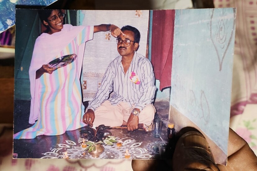 বিদ্যুৎ বন্টন সংস্থার প্রাক্তন কর্মী বছর ৬৮ জয়দেব বিশ্বাস। নিজের বোন না থাকায়, ভাইফোঁটার দিন প্রতিবেশী তরুণী অগ্নিবীণা দেবী জয়দেব বাবুকে প্রতিবছর ফোঁটা দিতেন। সম্পর্ক যেন ছিল আপন ভাই বোনের মতোই। জয়দেব বাবুও তাকে নিজের বোনের মতোই স্নেহ করতেন। ভাইফোঁটা দিন ফোঁটা দেওয়ার পাশাপাশি নানা মেনু রান্না করতেন বোন। নিজের হাতে মাছ, মাংস, ডাল সহ বিভিন্ন খাবার রেঁধে খাওয়াতেন জয়দেববাবুকে। তবে পছন্দের মেনুতে অবশ্যই থাকত জলপাইয়ের চাটনি!