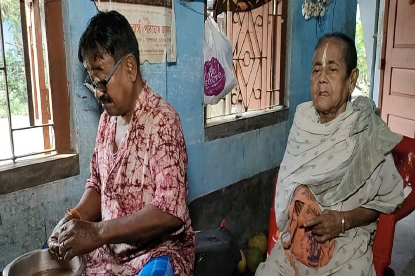 ১৯৯৬ সালে ভাইফোঁটার শেষ পাতে ছিল চাটনি। জয়দেব বাবু যখন হাত চেটেপুটে খাচ্ছেন, তখনই বোন একপ্রকার কৌতূহল বসতই, দাদাকে বলেন &quot;আমার হাতের জলপাইয়ের চাটনি যখন এতই পছন্দের, এই জলপাইয়ের আঁটিটি তিনি কতদিন মুখে রেখে দিতে পারবেন?&quot; জয়দেব বাবু বলেন, 'বোনের হাতের জলপাইয়ের চাটনি যখন এত পছন্দ তখন এই জলপাইয়ের বীজ তিনি রেখে দেবেন মুখে'। কিন্তু কতদিন? বোনের প্রশ্নের উত্তরে দাদা বলেছিলেন, &quot;যতদিন তুই ফেলতে না বলবি।&quot;