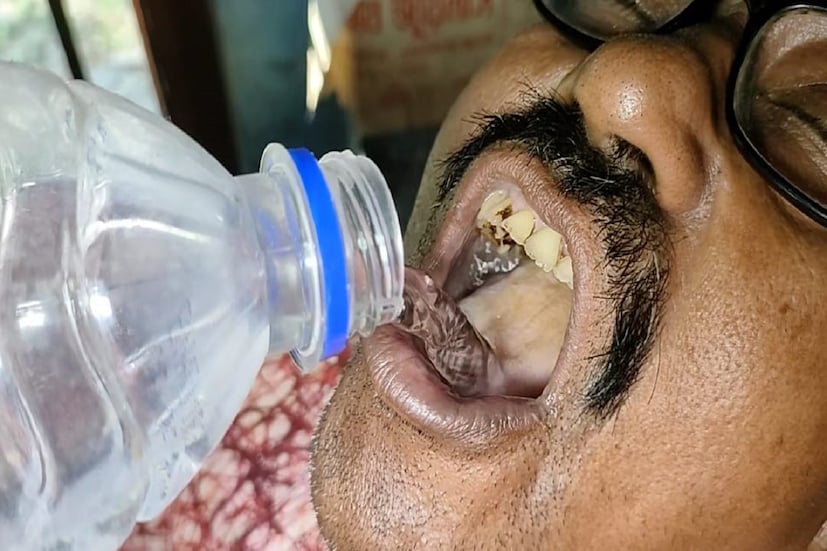 মুখে জলপাইয়ের আঁটি নিয়েই ৩৬৫ দিন করে পেরিয়ে গিয়েছে অনেক বছর। ২০১২ সালের ২৪ শে জানুয়ারি বোন অগ্নিবীণা আত্মহত্যা করেন। বোনের স্মৃতি ধরে রাখতে আজও মুখে রেখে দিয়েছেন জলপাইয়ের আঁটি। জয়দেব বাবু জানান, বোনের এই স্মৃতি নিয়েই বাঁচতে চাই বাকি জীবনটা। খাওয়া ঘুম দাঁত মাজা দিনে রাতে কোন সময়ই তিনি বীজ বের করেন না মুখ থেকে। 