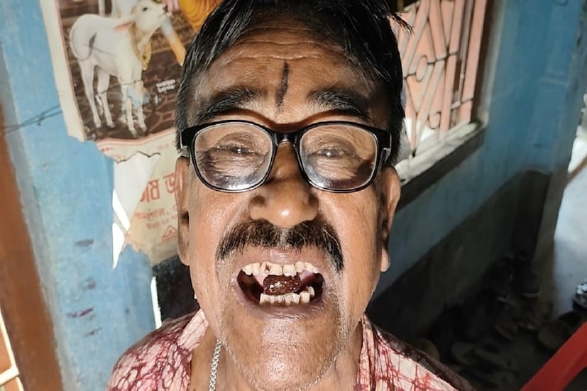  তারপর থেকেই, একদিন দুদিন করে কেটেছে বেশ কয়েকটা ভাইফোঁটা। বোনকে দেওয়া কথা রাখতে দাদা মুখ থেকে ফেলেননি জলপাইয়ের ওই আঁটি। বোন মাঝে মাঝেই দাদার কাছে এসে দেখতে চাইতেন মুখে আছে কিনা ওই বীজটি। এক সময় কিছুটা হলেও অস্বস্তিতে পড়ে যান জয়দেব বাবু। কিন্তু যেহেতু বোন বিষয়টি নিয়ে উৎসাহ প্রকাশ করে, তাই মুখ থেকে ফেলেননি ওই বীজ।