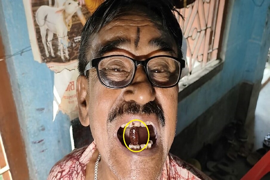  ভাইফোঁটার দিন কথা দিয়েছিলেন বোনকে। আর তারপর থেকেই বোনের স্মৃতিতে ২৬ বছর ধরে মুখে রেখে দিয়েছেন জলপাইয়ের আঁটি। শুনতে অবাক লাগলেও, এটাই সত্যি। মুখে আঁটি নিয়েই, তিনি সারেন খাওয়া দাওয়া থেকে ঘুমোন সবকিছুই। বোন না থাকলেও, বোনের স্মৃতি আজ এভাবেই আগলে রেখেছেন এক দাদা।(রুদ্র নারায়ণ রায়)