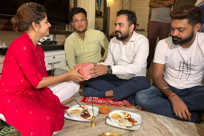 দাদাদের ফোঁটা দিয়ে তিনি যাবেন ভাইদের ফোঁটা দিতে৷ যে ভাইরা পথশিশু৷ দিতিপ্রিয়ার এই উদ্যোগ নজর কেড়েছে দর্শকদের৷ 