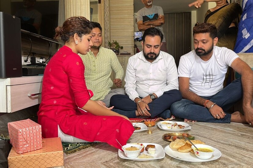 দাদাদের জন্য তিনি কিনেছেন চমৎকার ব্লেজার৷ আর দাদাদের থেকে পেয়েছেন সারপ্রাইজ গিফ্ট৷