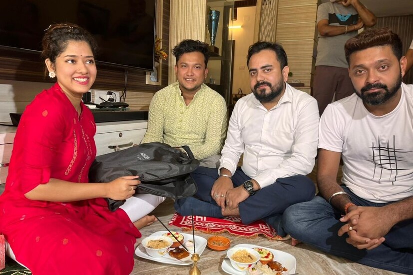আজ তাঁর কোনও তাড়া নেই৷ পুরো সময়টাই দাদাদের জন্য৷ উপহার, মিষ্টিমুখ, মন দিয়ে মন্ত্রোচ্চারণ- সবটাই ছিল তাঁর উদযাপনে৷