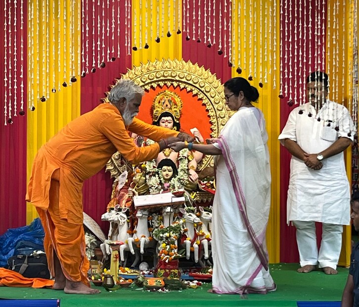 পরে বক্তব্য রাখতে গিয়ে মুখ্যমন্ত্রী মমতা বন্দ্যোপাধ্যায় বলেন, &quot;যাদবপুরের সাংসদ থাকার সময় খিদিরপুর আমার এলাকায় ছিল। সেই সময় ঘাট খারাপ ছিল অভিযোগ পেয়েছিলাম। খোঁজ নিয়েছিলাম। এই বছর সমস্ত ঘাট প্রস্তুত করা হয়েছে পুজো করার জন্য। ছট মায়ের পুজো হয়, সকালে সূর্য দেবতার পুজো হয়। অনেক পুণ্যার্থী আসছেন পুজো দিতে। সকলে আস্তে আস্তে আসুন। ঘাটে নামুন, পুজো করুন। আস্তে আস্তে ফিরে যান। কেউ কিছু বললে ঝগড়া করবেন না। কেউ কেউ ঝগড়া বাধিয়ে দেওয়ার চেষ্টা করে।&quot;