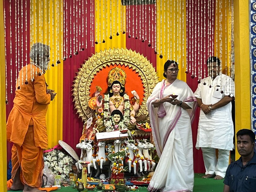 একদিন নয়, ছট পুজোর জন্য দুটো দিন ছুটি দেওয়া হয়েছে বলেও আরও একবার জানান মুখ্যমন্ত্রী। তিনি বলেন, ছটপুজো উপলক্ষ্যে আগামিকালও ছুটি দেওয়া হয়েছে। প্রার্থনা করি, পরিবারের সকলের চাকরি হোক, মঙ্গল হোক, ভাল থাকুন সবাই।&quot; ছবি ও প্রতিবেদন : অমিত সরকার