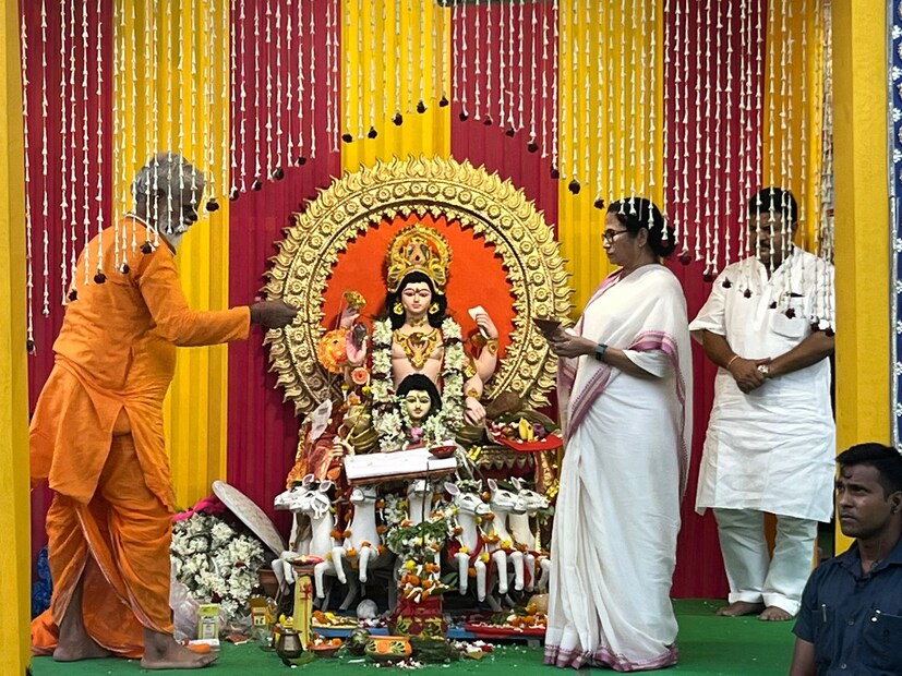 পরে বক্তব্য রাখতে গিয়ে মুখ্যমন্ত্রী মমতা বন্দ্যোপাধ্যায় বলেন, &quot;যাদবপুরের সাংসদ থাকার সময় খিদিরপুর আমার এলাকায় ছিল। সেই সময় ঘাট খারাপ ছিল অভিযোগ পেয়েছিলাম। খোঁজ নিয়েছিলাম। এই বছর সমস্ত ঘাট প্রস্তুত করা হয়েছে পুজো করার জন্য। ছট মায়ের পুজো হয়, সকালে সূর্য দেবতার পুজো হয়। অনেক পুণ্যার্থী আসছেন পুজো দিতে। সকলে আস্তে আস্তে আসুন। ঘাটে নামুন, পুজো করুন। আস্তে আস্তে ফিরে যান। কেউ কিছু বললে ঝগড়া করবেন না। কেউ কেউ ঝগড়া বাধিয়ে দেওয়ার চেষ্টা করে।&quot;