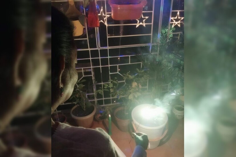 অসুস্থ, কৃশ শরীরেও পারিবারিক আনন্দ মুহূর্তের শরিক ছিলেন সোনালি৷ হাতে নিয়েছিলেন আতসবাজি৷