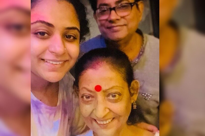 চিকিৎসরা আশ্বাস দিয়েছিলেন তিনি আবার ফিরতে পারবেন অভিনয় জীবনে৷ গত ১৮ অগাস্ট শেষ বার শ্যুটিং ফ্লোরে গিয়েছিলেন সোনালি৷ তার পর আর ফিরতে পারেননি৷ বিদায় নিতে হল জীবনের রঙ্গমঞ্চ থেকেই৷