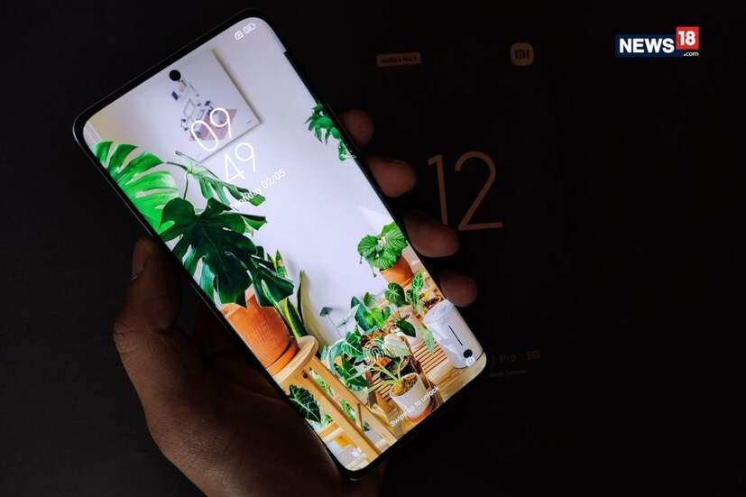 এই Xiaomi 12 Pro ফোনে ব্যবহার করা হয়েছে ৬.৭৩ ইঞ্চির কিউএইচডি প্লাস অ্যামোলেড ডিসপ্লে। এই  Xiaomi 12 Pro ফোনে ব্যবহার করা হয়েছে ১২০ এইচজেড রিফ্রেশ রেট। এছাড়াও এই Xiaomi 12 Pro ফোনের স্ক্রিনের সুরক্ষার জন্য ব্যবহার করা হয়েছে কর্নিং গরিলা গ্লাস ভিক্টস প্রোটেকশন।