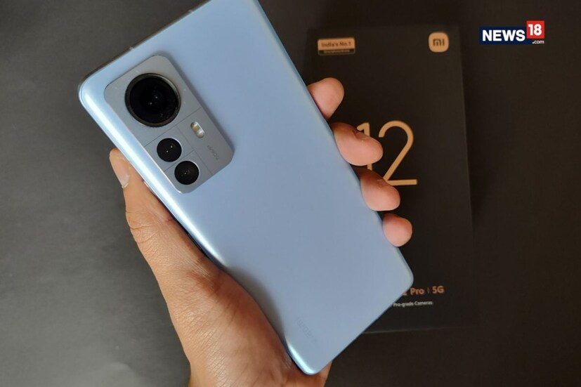 Xiaomi 12 Pro ফোনে ব্যবহার করা হয়েছে কোয়ালকম স্ন্যাপড্রাগন ৮ জেন ১ এসওসি। এই ফোনে রয়েছে ১২ জিবি র‍্যাম এবং ২৫৬ জিবি ইন্টারনাল স্টোরেজ। এই প্রিমিয়াম অ্যান্ড্রয়েড স্মার্টফোনের ব্যবহার করা হয়েছে ডলবি ভিশন এবং ডলবি অ্যাটমস। এই ফোনে ব্যবহার করা হয়েছে অ্যানড্রয়েড ১২ বেসড MIUI 13। 