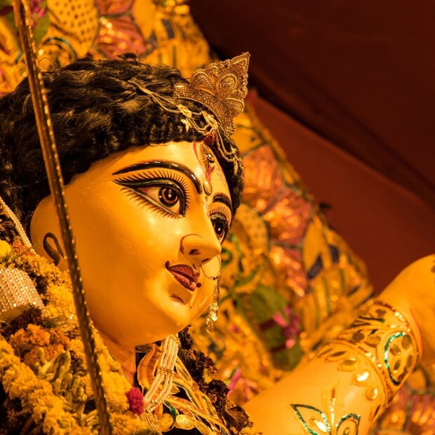 ঠাকুর থাকবে কতক্ষণ, ঠাকুর যাবে বিসর্জন। এই প্রবাদবাক্য মন খারাপ করা। তবে এটাই সত্যি। পুজো আসছে আসছে ভাবটাই যেন ভাল। পুজো এসে গেলে তো কিছু সময়ের ব্যাপার মাত্র। এই যেমন দেখুন, দেখতে দেখতে আজ সপ্তমীর সকাল হয়ে গেল।