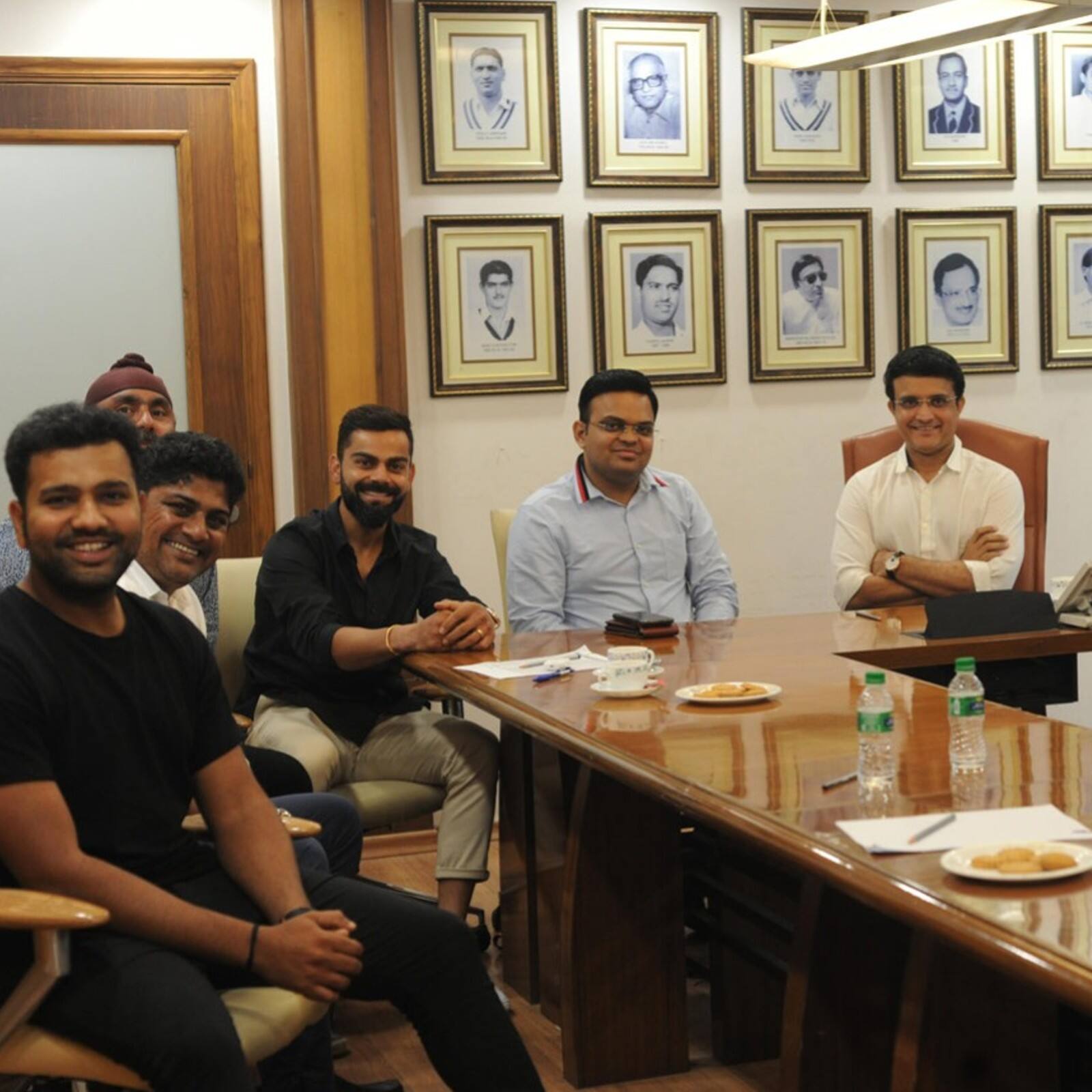 ভারতীয় ক্রিকেটের সর্বকালের অন্যতম সেরা অধিনায়ক তিনি। স্রেফ ডাকনামে নন, তিনি আদতেই মহারাজ। তাই তিনি মহারাজকীয় প্রস্থান আশা করেছিলেন হয়তো। যেভাবে সৌরভ আউট হলেন তা মেনে নেওয়া তাঁর পক্ষে কঠিন হয়ে পড়ল।