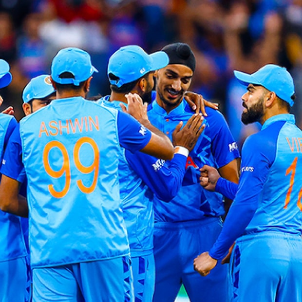 ২০১৯ আইপিএল নিলামে তাঁকে দলে নিয়েছিল পঞ্জাব। এর পর ২০২২ সালের ৭ জুলাই ভারতীয় দলের হয়ে অভিষেক। অর্শদীপ জীবনের প্রথম বিশ্বকাপ খেলতে নেমেই নায়ক।