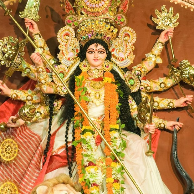 এবার পুজোয় বৃষ্টি যেন অসুর। ষষ্ঠীর সন্ধেয় রাজ্যের বেশ কিছু জায়গা ভেসেছে। কলকাতাতেও বৃষ্টি হয়েছে ভালই। আবহাওয়া দফতরের পূর্বাভাস, সপ্তমী থেকে বৃষ্টি বাড়তে পারে। তবে পরের বছর আবহাওয়া মনোরম থাকার সম্ভাবনাই বেশি।