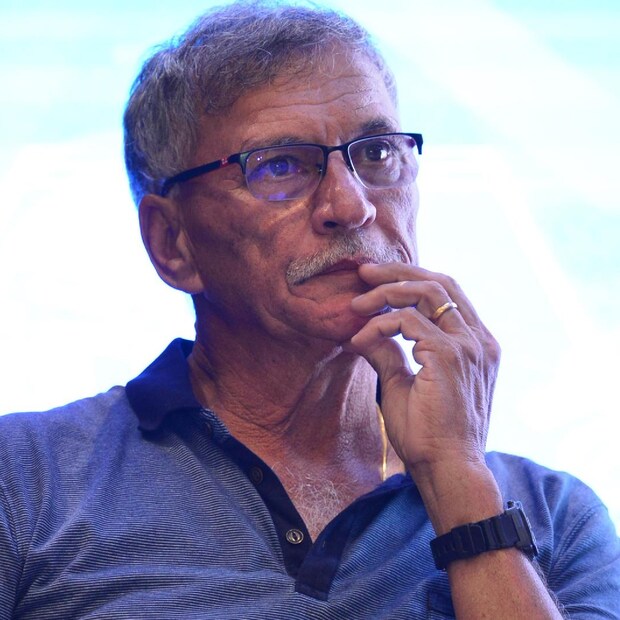 তাঁর পুরো নাম পুরো নাম রজার মাইকেল হামফ্রে বিনি। তিনি অ্যাংলো ইন্ডিয়ান। এই সম্প্রদায়ের প্রথম ক্রিকেটার হিসেবে তিনি ভারতীয় দলে খেলার সুযোগ পেয়েছিলেন। 