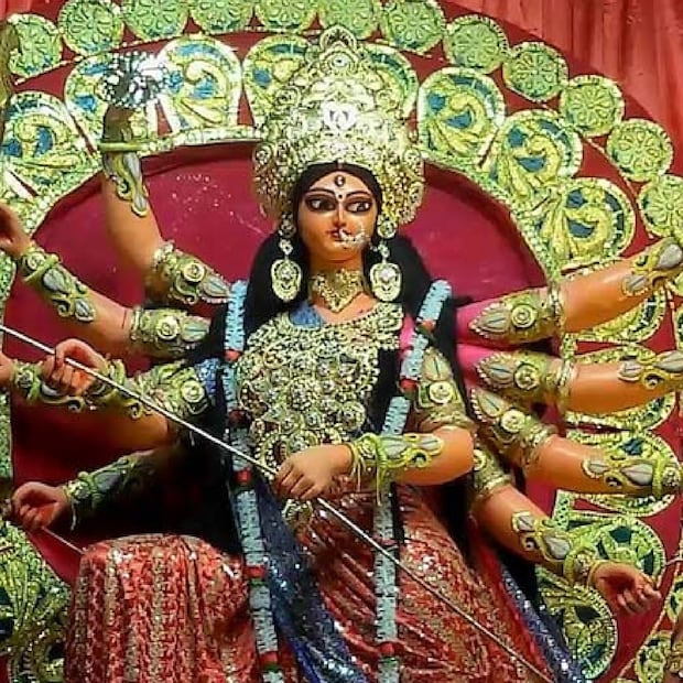 এবার পুজো বেশ কিছুটা এগিয়ে পড়েছে। সেপ্টেম্বরের ৩০ তারিখ ছিল পঞ্চমী। তার উপর এবার বর্ষাকালে সেভাবে বৃষ্টি হয়নি। ফলে মৌসুমি বায়ুর রেশ এখনও চলছে। সব মিলিয়ে পুজোয় বৃষ্টি এবার একটা বড় চিন্তার কারণ হয়ে দাঁড়িয়েছে। 