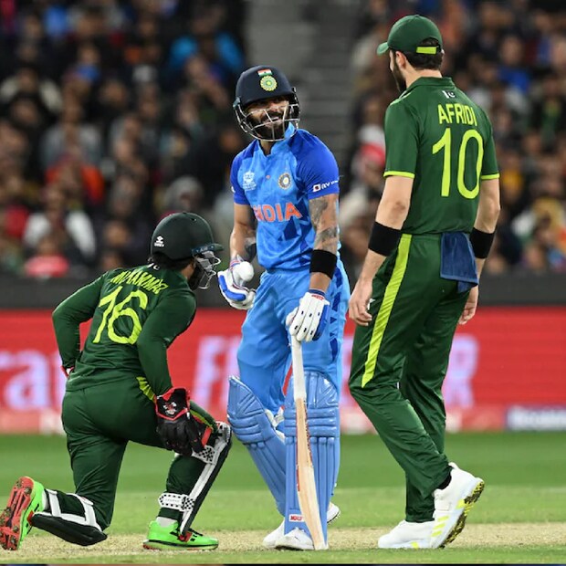 চলতি টি-২০ বিশ্বকাপে সুপার টুয়েলভ পর্বের পরই সেমিফাইনাল। সেখানে একই গ্রুপে থাকা দুটি দলের মুখোমুখি  হওয়ার কোনও সম্ভাবনা নেই। ভারত ও পাকিস্তান রয়েছে বি গ্রুপে। এবার বিশ্বকাপে দুটি গ্রুপে রয়েছে ৬টি করে দল। 