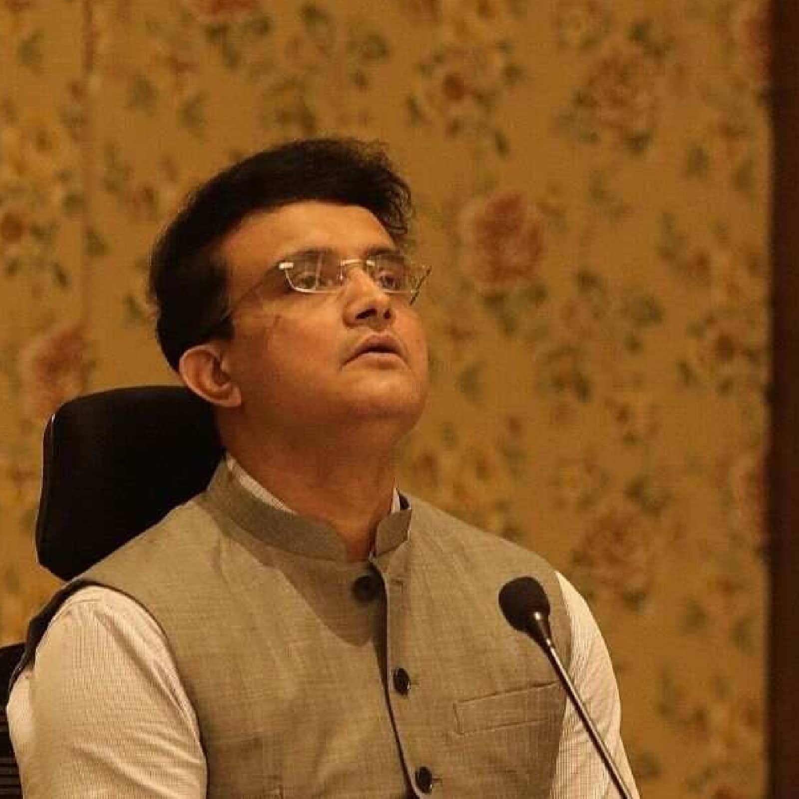 নিয়ম অনুযায়ী, বিদায়ী বোর্ড সভাপতি নতুন প্রেসিডেন্ট-এর নাম প্রস্তাব করেন। কিন্ত এদিন বিরক্ত সৌরভ একবারও রজার বিনির নাম প্রস্তাব করেননি বলেই সূত্রের খবর। 