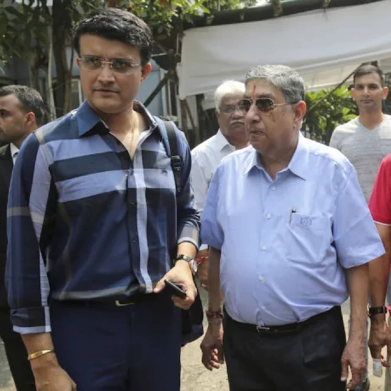 জানা গিয়েছে, বৈঠকে সৌরভের সব থেকে বেশি সমালোচনা করেছিলেন, বিসিসিআই-এর প্রাক্তন সভাপতি এবং বর্তমানে বিসিসিআই টিমের মেন্টর এন শ্রীনিবাসন। তিনি দাবি করেন, সভাপতি হিসেবে সৌরভ এমন কিছু ব্র্যান্ডকে প্রোমোট করেছিলেন যেগুলি বিসিসিআই-এর অফিসিয়াল ব্র্যান্ডের প্রতিদ্বন্দ্বী। এমনকী সভাপতি সৌরভ প্রতাশ্য পূরণে ব্যর্থ বলেও নাকি তিনি অভিযোগ করেন।