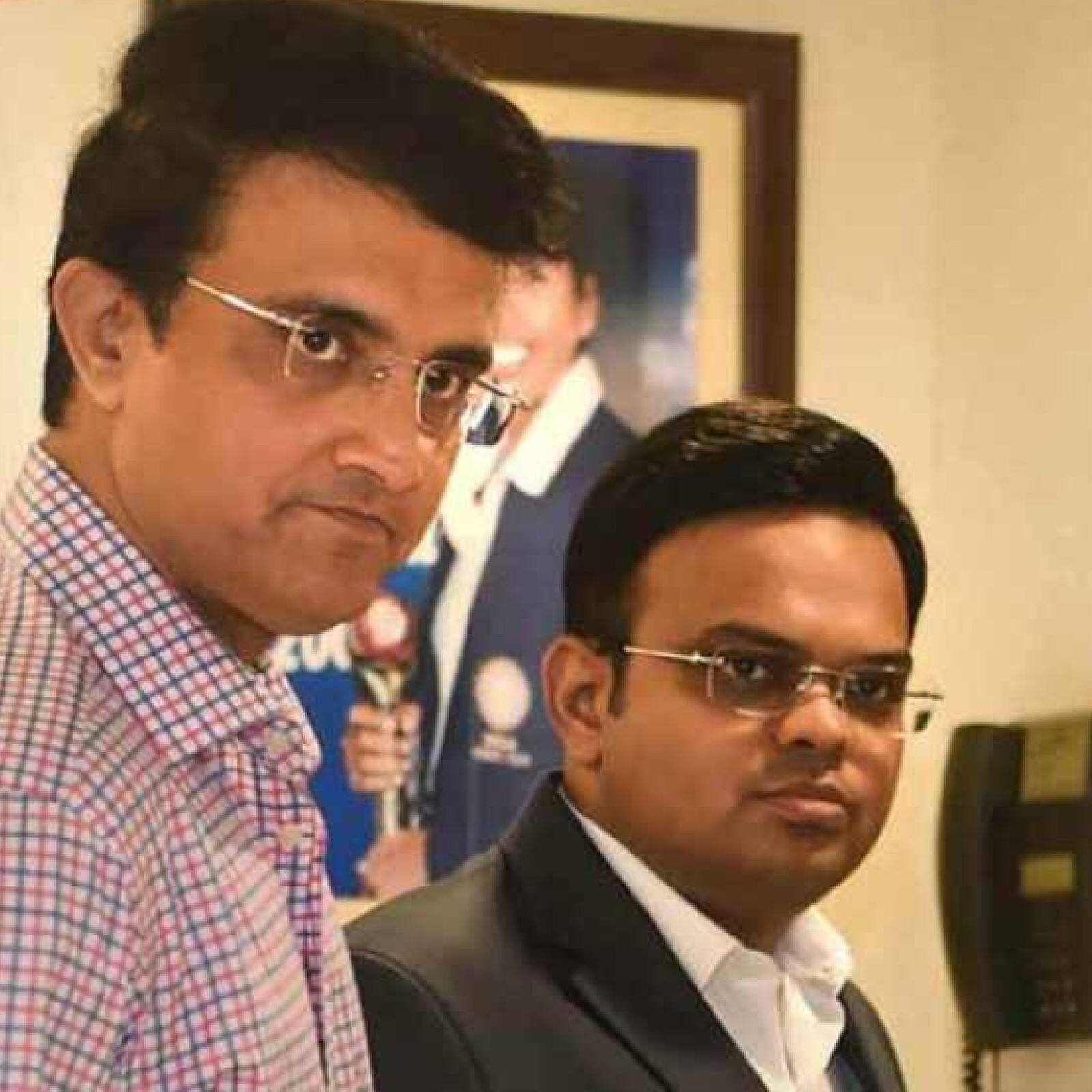 এমনও দাবি উঠে আসছে, সৌরভকে আইপিএল চেয়ারম্যান পদে থাকার প্রস্তাব দেওয়া হয়েছিল। তবে মহারাজ সেই প্রস্তাব ফিরিয়ে দেন।