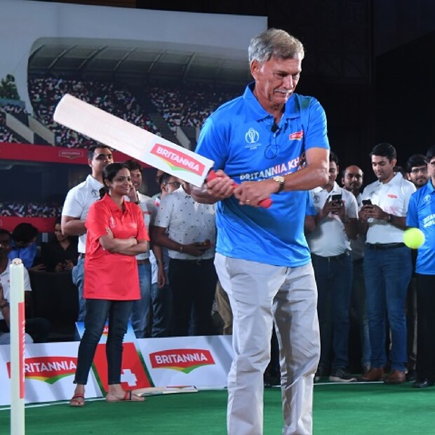 ভারতীয় ক্রিকেট বোর্ডের বার্ষিক সাধারণ সভার জন্য সচিব সন্তোষ মেননের পরিবর্তে রজার বিনিকে প্রতিনিধি হিসাবে মনোনিত করেছিল কর্নাটক স্টেট ক্রিকেট অ্যাসোসিয়েশন। তখনই আভাস পাওয়া গিয়েছিল, বোর্ড সভাপতি পদের জন্য সৌরভকে টেক্কা দিতে পারেন তিনি।  