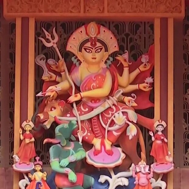 আজ ২ রা অক্টোবর। গান্ধী জয়ন্তী। এমনিতেই অনেকের ছুটি থাকে। কিন্তু আজ আবার মহাসপ্তমী। ফলে ছুটি মার গেল। তবে পরেরবার এভাবে ছুটি মার যাবে না সরকারী কর্মীদের। 