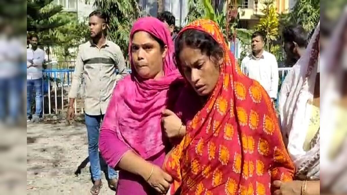 ছবি ভাইরাল, গলায় ফাঁস দিয়ে আত্মহত্যা তৃতীয় বর্ষের ছাত্রীর! ব্যাপক