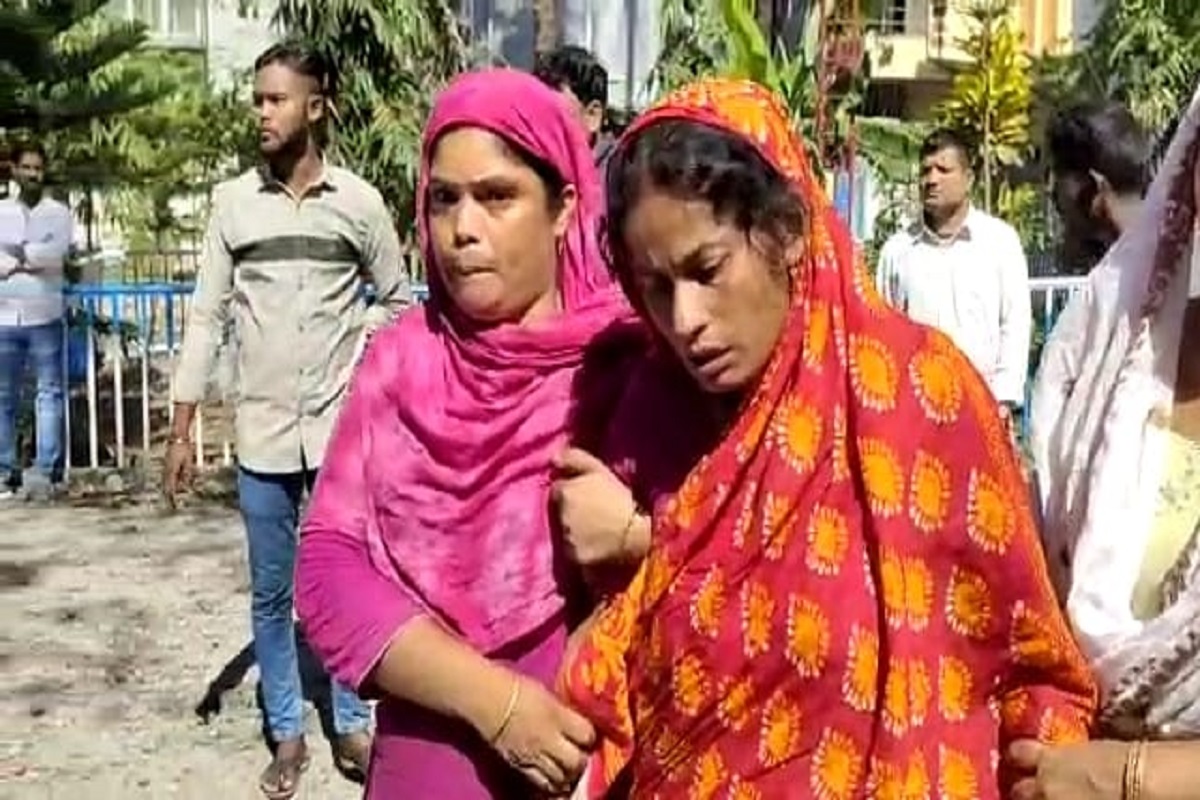 ছবি ভাইরাল, গলায় ফাঁস দিয়ে আত্মহত্যা তৃতীয় বর্ষের ছাত্রীর! ব্যাপক