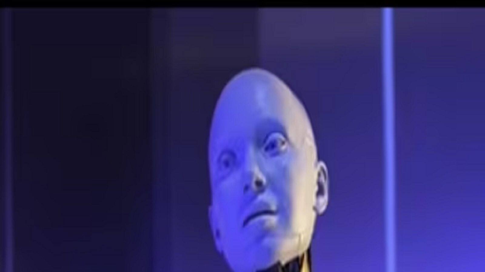 ‘আমেকা’কে চেনেন? এই রোবটের কারনামা দেখলে আজই বাড়িতে আনতে চাইবেন! দেখুন…